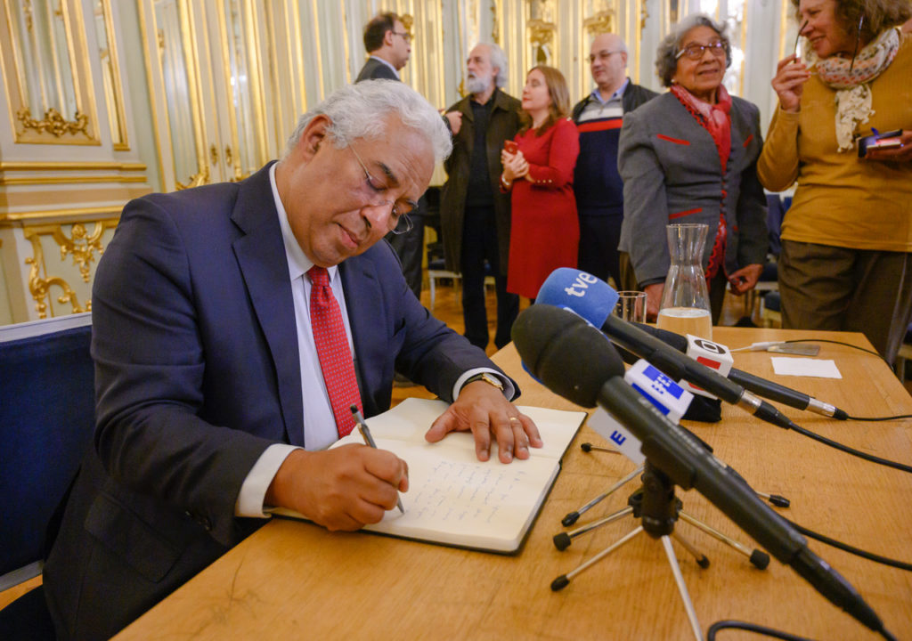 Primeiro-ministro assinou o livro de honra da AIEP | Foto: Horacio Villalobos