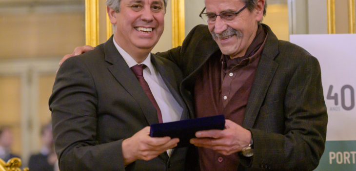 O ministro Mário Centeno recebe o prémio Personalidade do Ano 2018 das mãos do jornalista Mario Dujisin, fundador da AIEP | Foto: Horacio Villalobos
